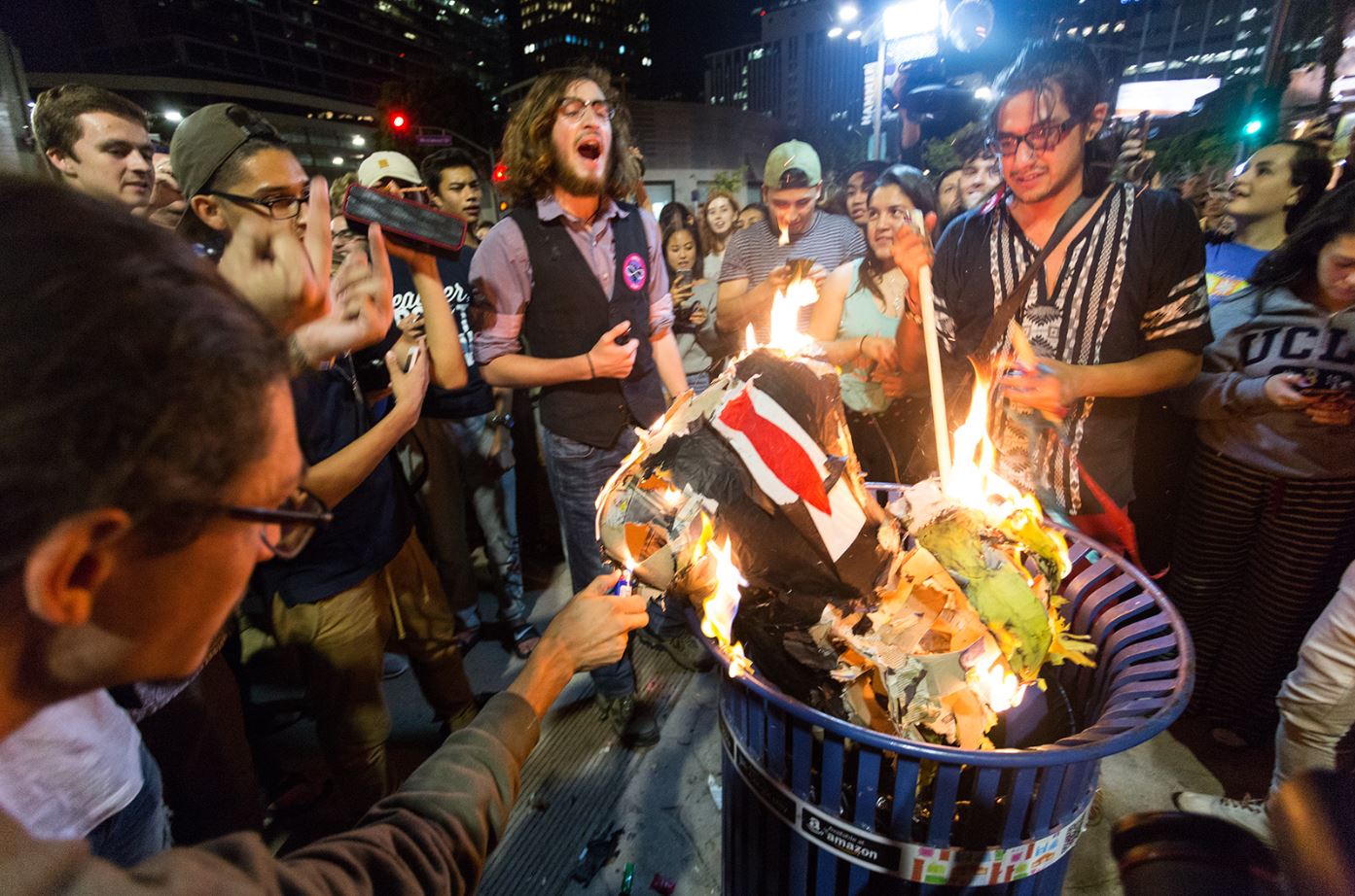 Επεισόδια μετά τα εκλογικά αποτελέσματα στις ΗΠΑ – Έκαψαν ομοίωμα του Τραμπ – ΦΩΤΟ