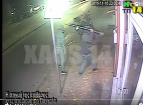 Βίντεο ντοκουμέντο από την εισβολή των προσφύγων σε κατάστημα με βεγγαλικά στη Χίο