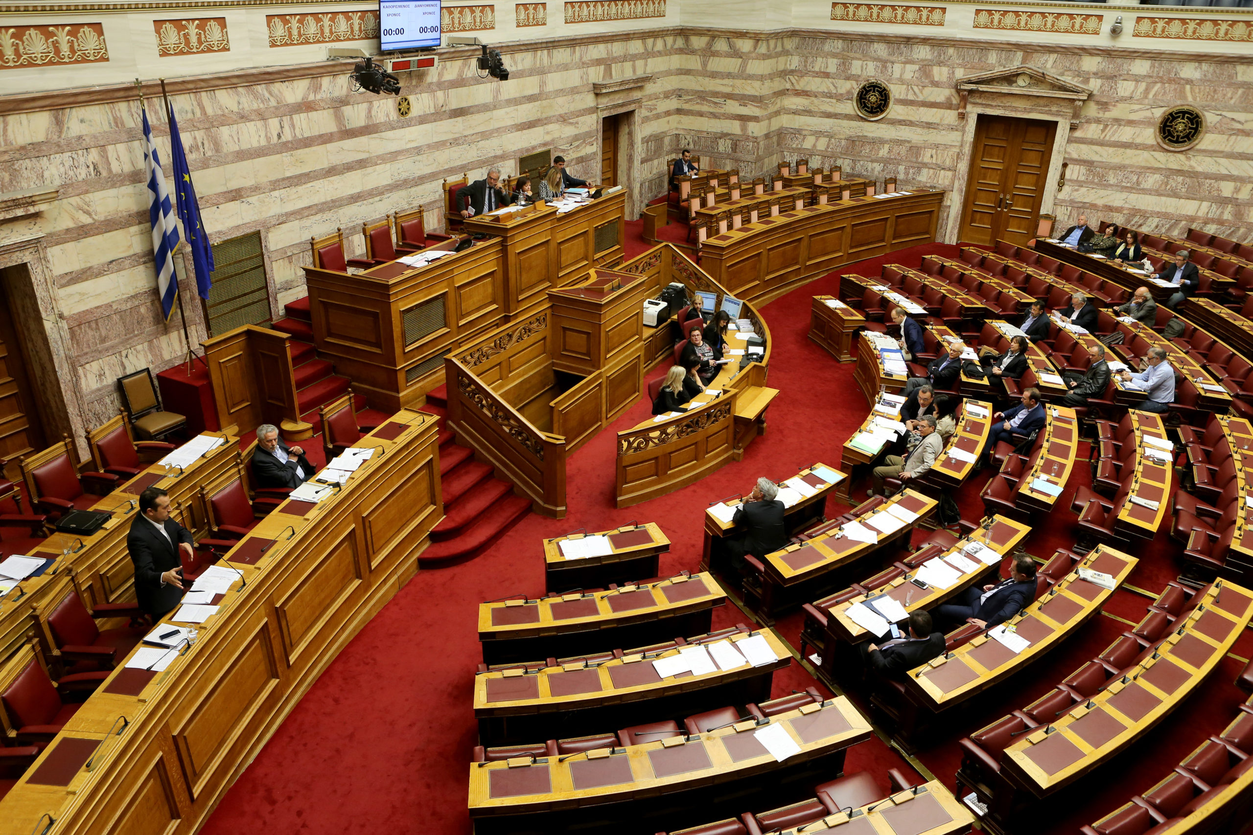 Υπερψηφίστηκαν οι τροπολογίες για τις τηλεοπτικές άδειες – Πώς ψήφισαν τα κόμματα