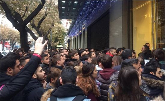 Ουρές έξω από καταστήματα στη Θεσσαλονίκη για την Black Friday – ΒΙΝΤΕΟ