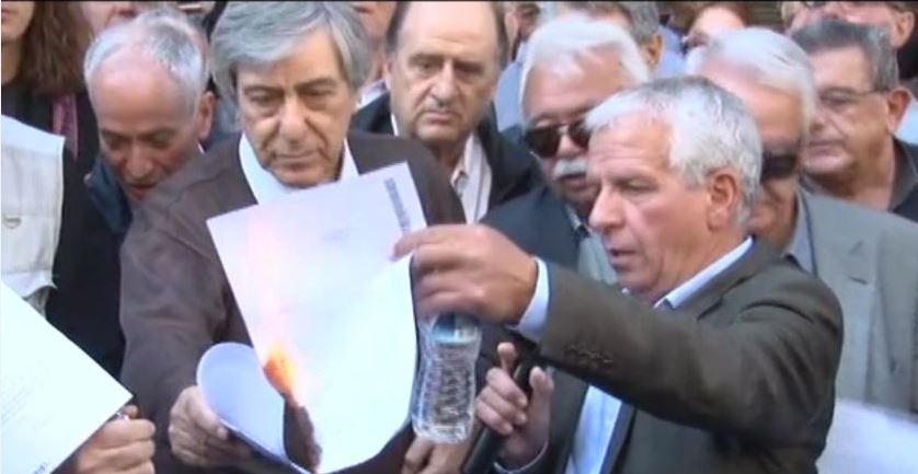 Οι συνταξιούχοι καίνε τις επιστολές έξω από το υπουργείο Εργασίας – ΤΩΡΑ – ΦΩΤΟ