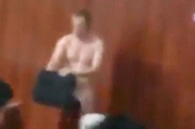 Καθηγητής έκανε… στριπτίζ την ώρα του μαθήματος – ΒΙΝΤΕΟ