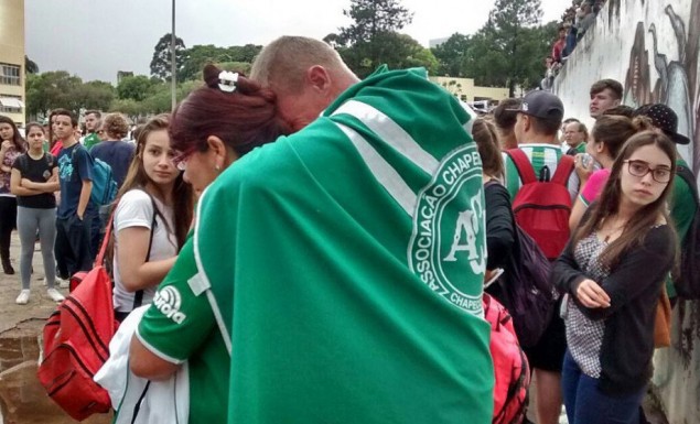 Οπαδοί της Σαπεκοένσε θρηνούν έξω από το γήπεδο – ΒΙΝΤΕΟ