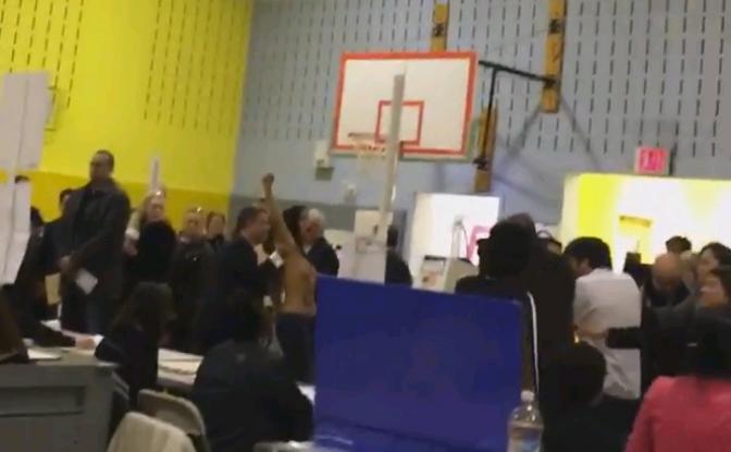 Γυμνόστηθη διαμαρτυρία κατά του Τραμπ σε εκλογικό κέντρο – ΒΙΝΤΕΟ