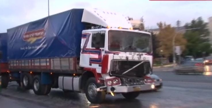 Ατύχημα με νταλίκα στο Χαϊδάρι – ΦΩΤΟ – ΤΩΡΑ