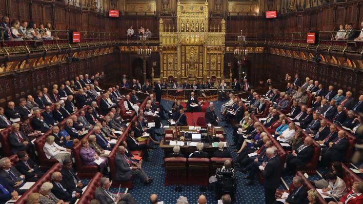 Προειδοποιητικές βολές από τη Μέι στη Βουλή των Λόρδων