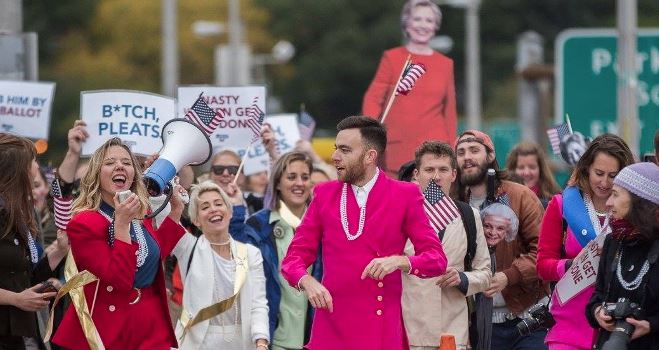 Στις κάλπες ντυμένοι σαν την Κλίντον οι ψηφοφόροι των Δημοκρατικών – ΦΩΤΟ