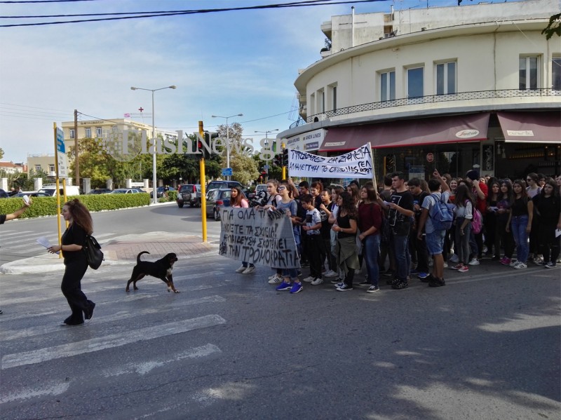 Μαθητές στα Χανιά διαδηλώνουν υπέρ των προσφύγων στα σχολεία – ΒΙΝΤΕΟ
