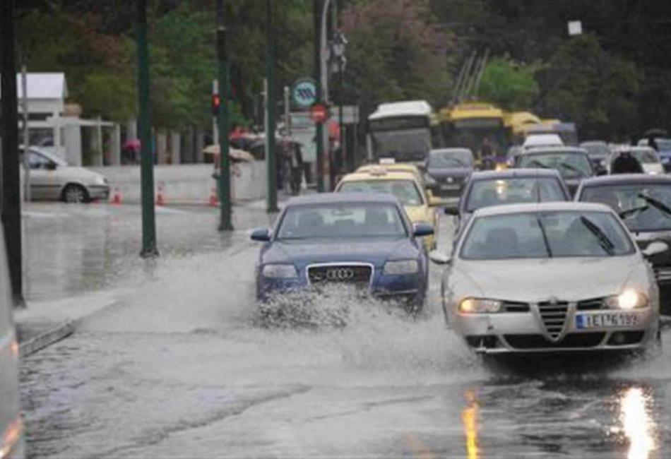 Κλειστή η Πειραιώς από τη νεροποντή και στα δύο ρεύματα