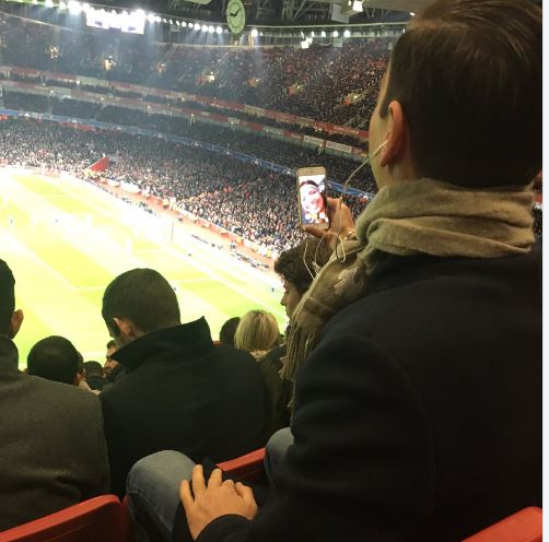 Ο φίλαθλος της Άρσεναλ που έχασε τον μισό αγώνα γιατί μιλούσε με την κοπέλα του – ΦΩΤΟ