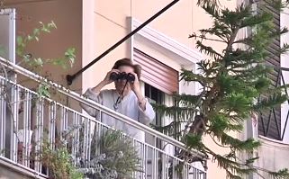 Η ηλικιωμένη που βγήκε στο μπαλκόνι με κυάλια για να δει τον Ομπάμα – ΦΩΤΟ