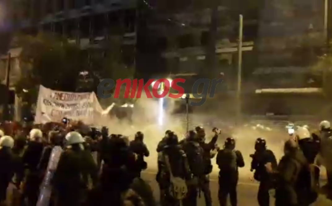 Επεισόδια μεταξύ φοιτητών και ΜΑΤ στην Σταδίου – ΒΙΝΤΕΟ