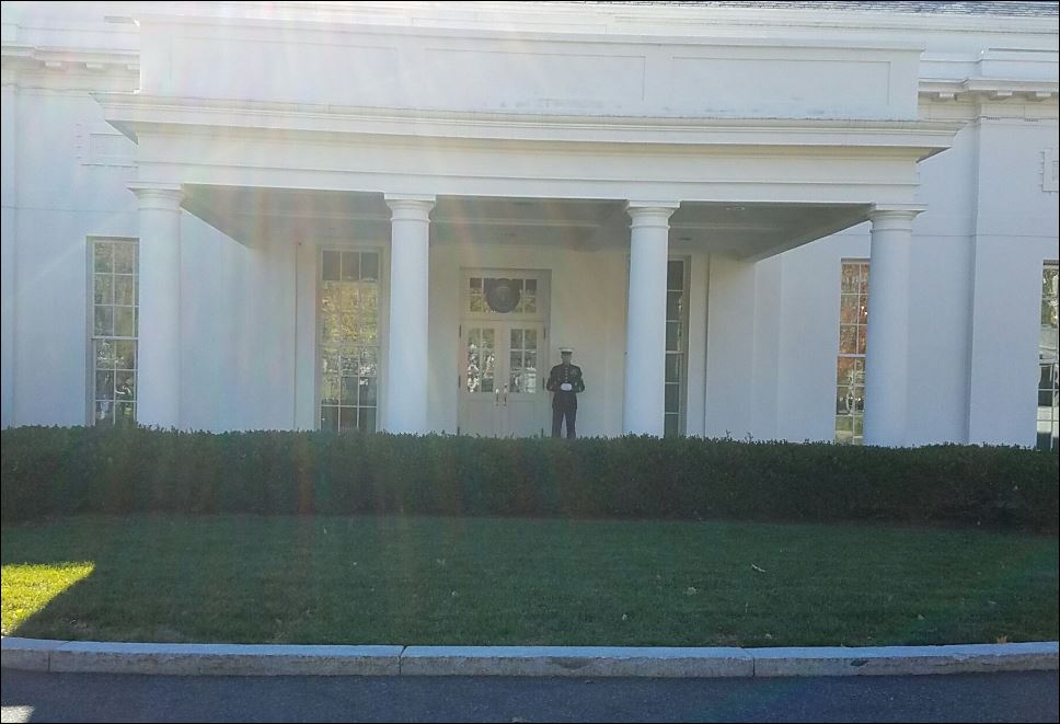 Από την πίσω πόρτα η είσοδος του Τραμπ στον Λευκό Οίκο