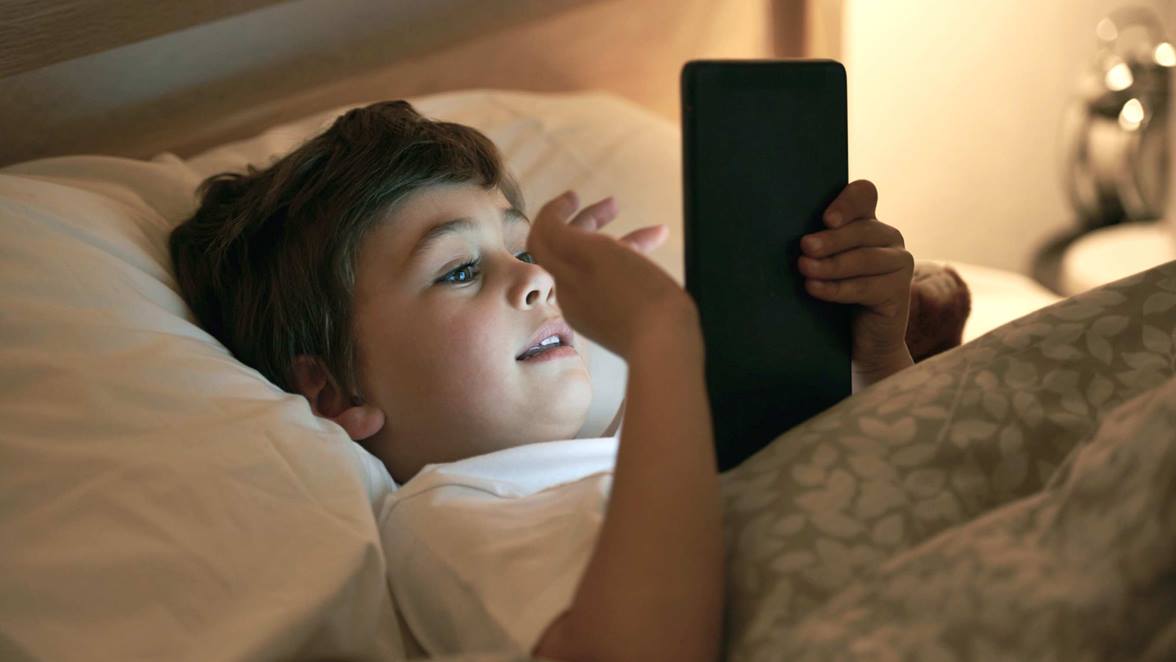 Πώς κινητά και τάμπλετ καταστρέφουν τον ύπνο των παιδιών