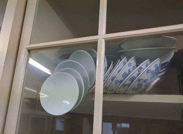 Ζήτησε βοήθεια στο ίντερνετ για να ανοίξει ντουλάπι με πεσμένα πιάτα – Δείτε τι της απάντησαν – ΦΩΤΟ