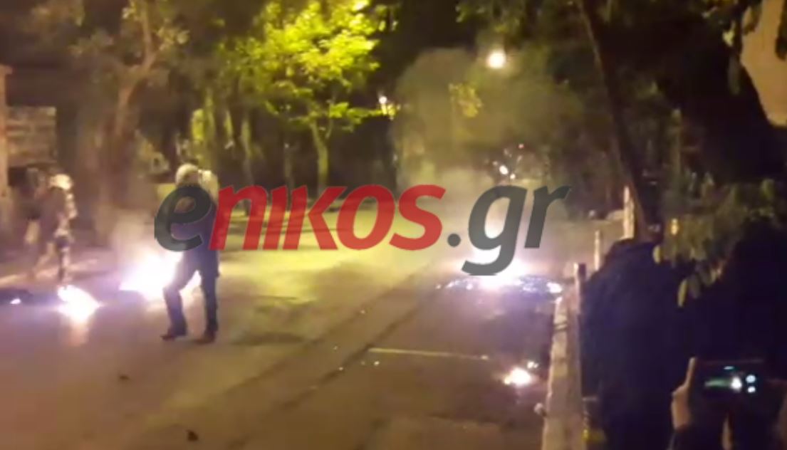 “Βροχή” από μολότοφ στη Στουρνάρη – ΒΙΝΤΕΟ