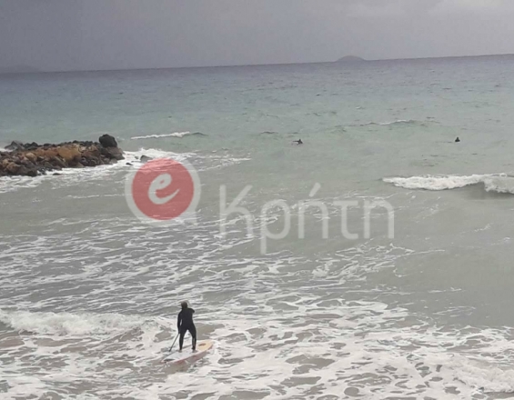 Αψήφησαν το κρύο και πήγαν για σερφ σε παραλία του Ηρακλείου – ΦΩΤΟ