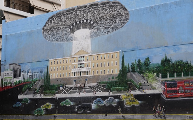 Το γκράφιτι που έγινε viral: Εξωγήινοι απαγάγουν τους Έλληνες βουλευτές – ΦΩΤΟ