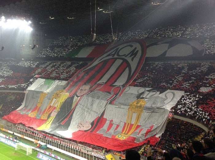 Το εκπληκτικό κορεό των οπαδών της Μίλαν για τον Μπερλουσκόνι – BINTEO – ΦΩΤΟ