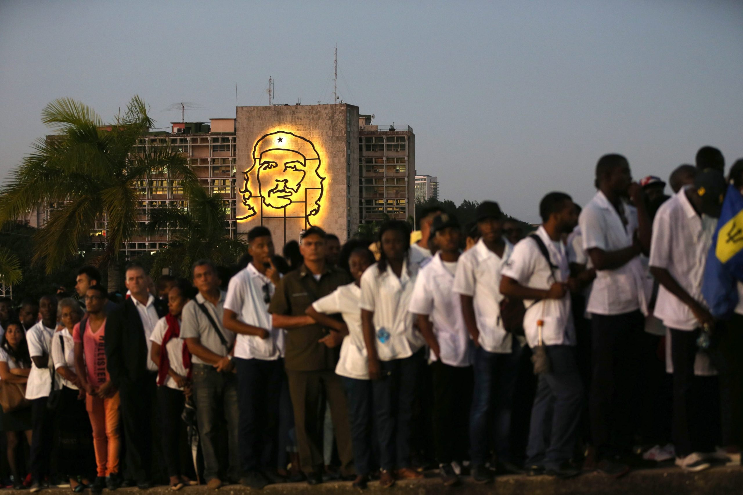 LIVE: Οι Κουβανοί αποχαιρετούν τον ηγέτη τους Φιντέλ Kάστρο – ΦΩΤΟ-ΒΙΝΤΕΟ