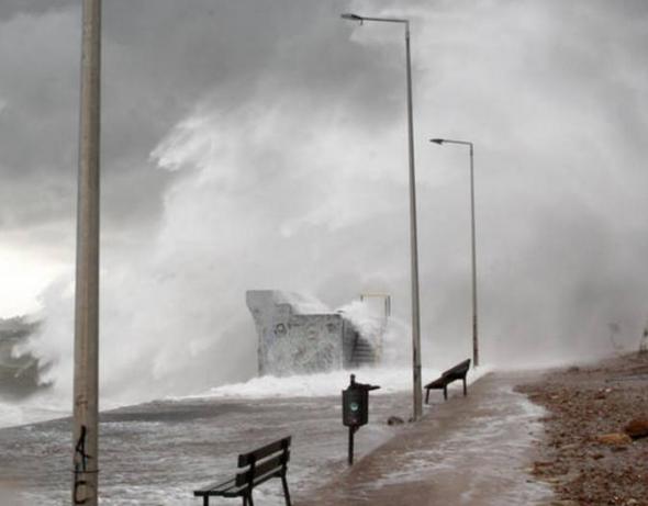 Προβλήματα στις ακτοπλοϊκές συγκοινωνίες – Δεμένα τα πλοία σε Λαύριο και Ραφήνα