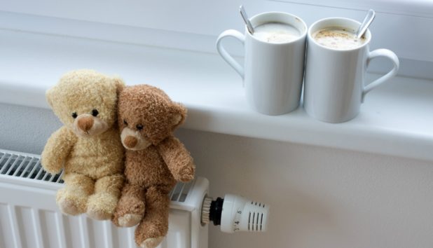 8 οικονομικοί τρόποι για να μην φεύγει η ζέστη από το δωμάτιο