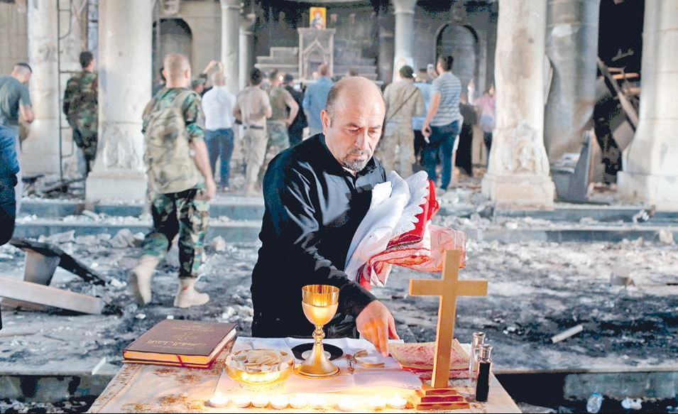 Εκκλησία λειτούργησε ξανά μέσα στα χαλάσματα της Μοσούλης – ΦΩΤΟ