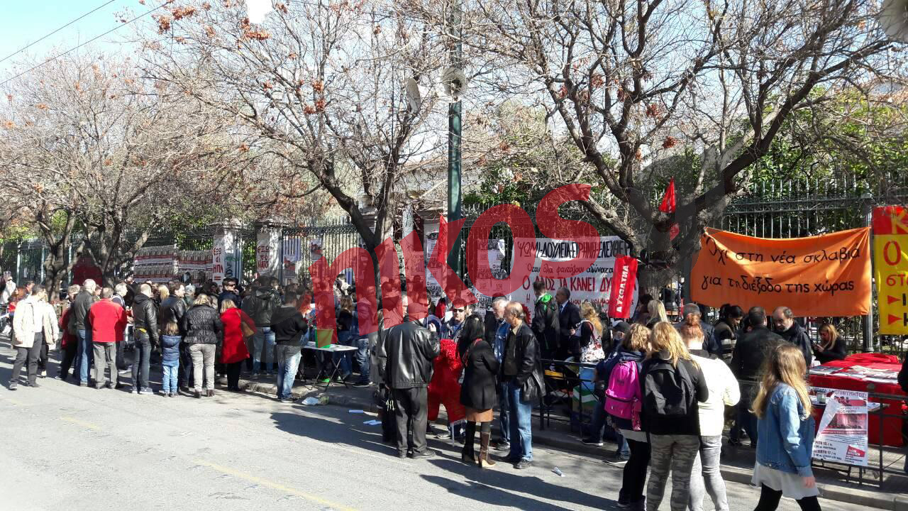 Πλήθος κόσμου έξω από το Πολυτεχνείο – ΦΩΤΟ