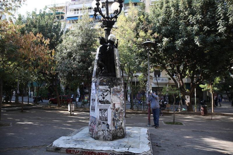 Τοποθέτησαν ασπίδες και κράνη αστυνομικών σε αγάλματα στην πλατεία Εξαρχείων – ΦΩΤΟ