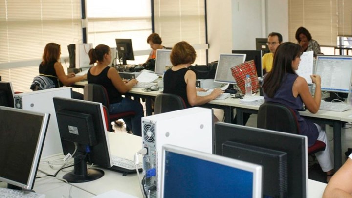 Ένας στους δέκα Έλληνες έχει πληρώσει «γρηγορόσημο» σε δημόσια υπηρεσία