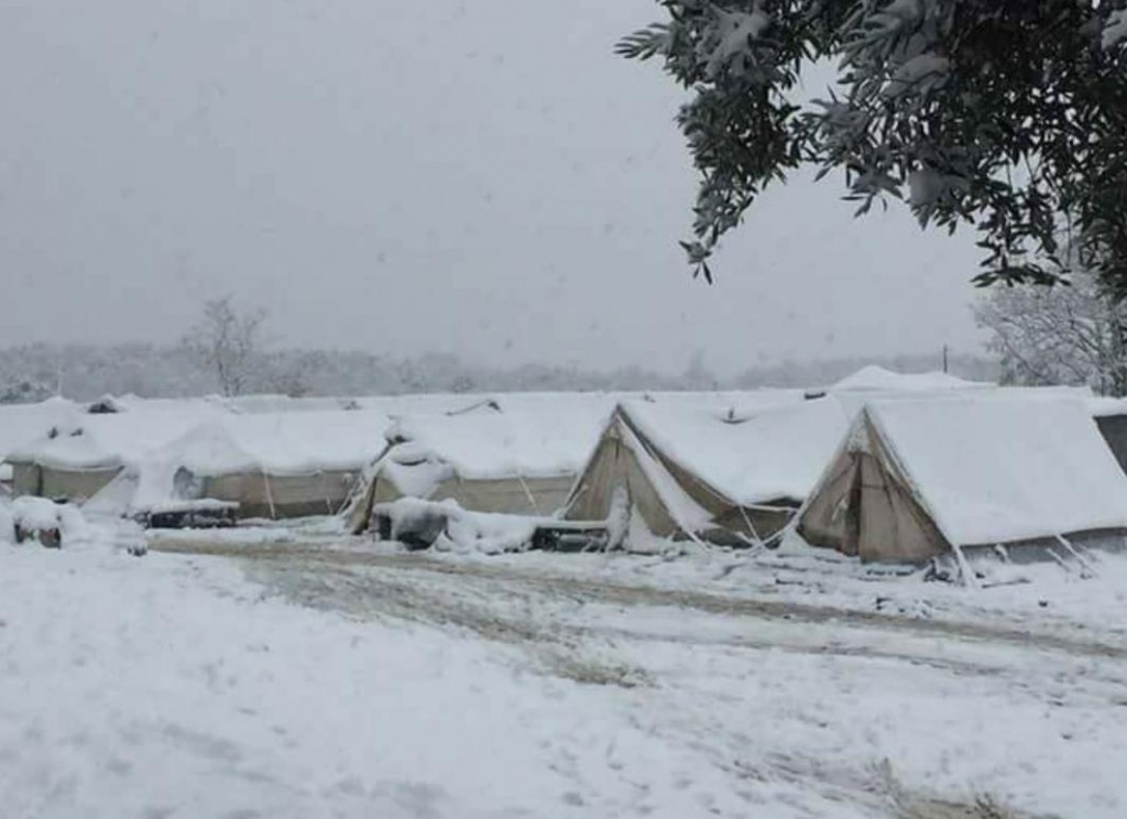 Στο έλεος της κακοκαιρίας οι πρόσφυγες στον Όλυμπο – Θάφτηκαν στο χιόνι οι σκηνές τους – ΦΩΤΟ