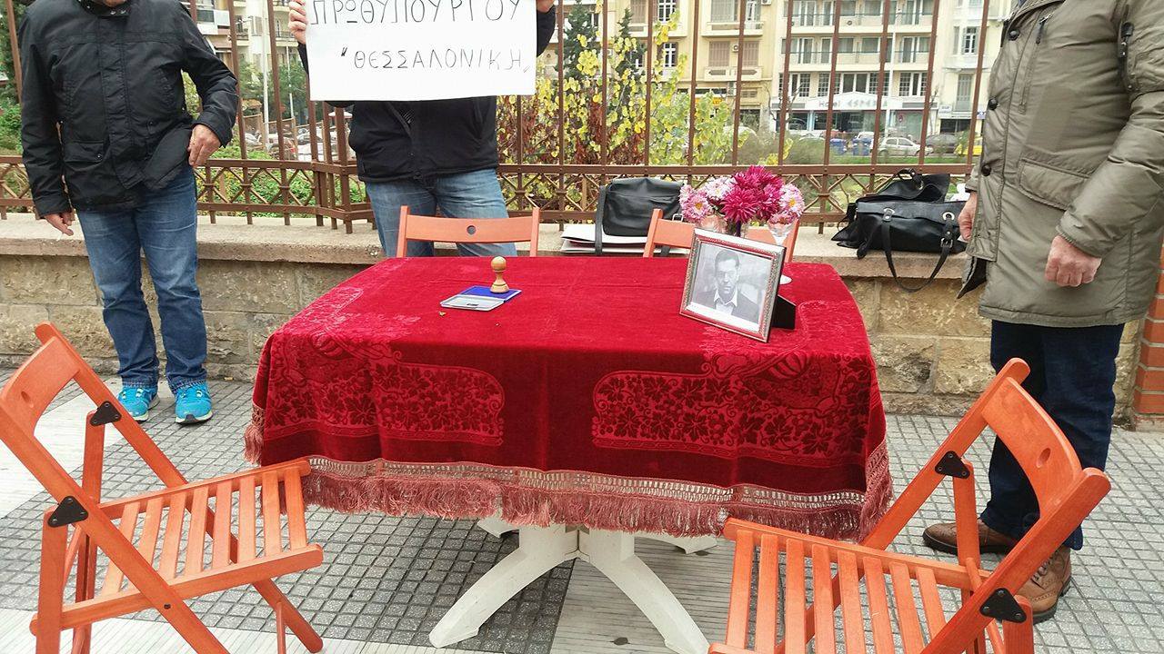 “Έστησαν” το γραφείο του πρωθυπουργού έξω από το ΥΜΑΘ – ΒΙΝΤΕΟ – ΦΩΤΟ