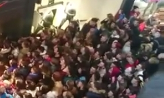 Το αδιαχώρητο έξω από μαγαζί στη Θεσσαλονίκη λόγω “Black Friday” – ΒΙΝΤΕΟ