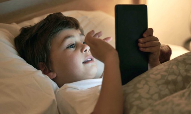 Γιατί τα παιδιά δεν πρέπει να χρησιμοποιούν ηλεκτρονικές συσκευές πριν από τον ύπνο