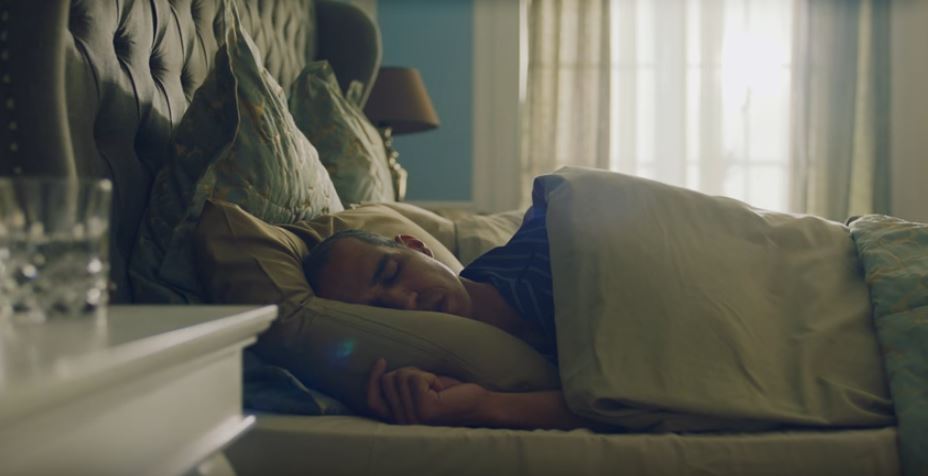 Η διαφήμιση με τον Ομπάμα και τον Τραμπ να κοιμούνται στο ίδιο κρεβάτι – ΒΙΝΤΕΟ