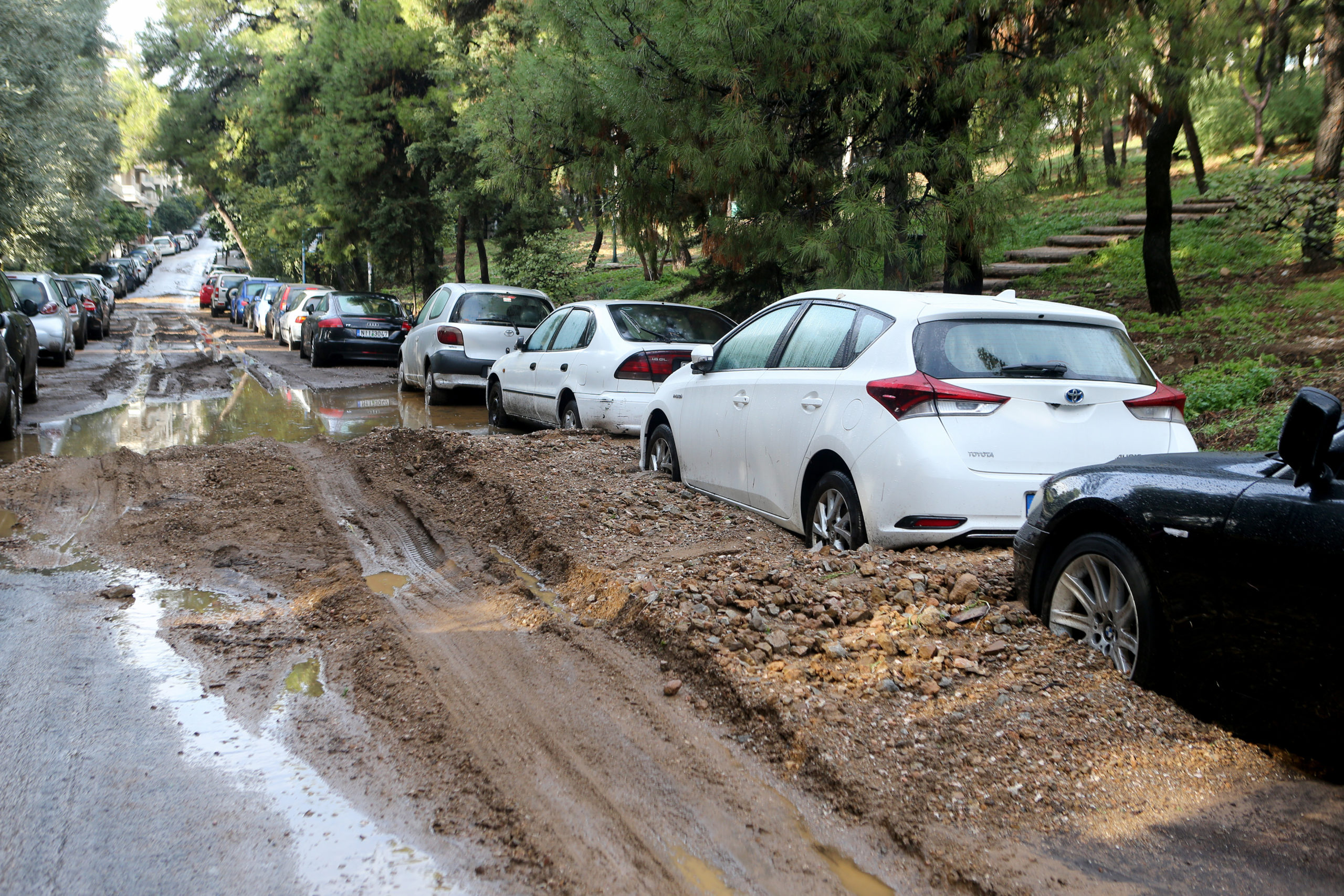 Σοβαρές ζημιές από την έντονη βροχόπτωση στον Λυκαβηττό – ΦΩΤΟ