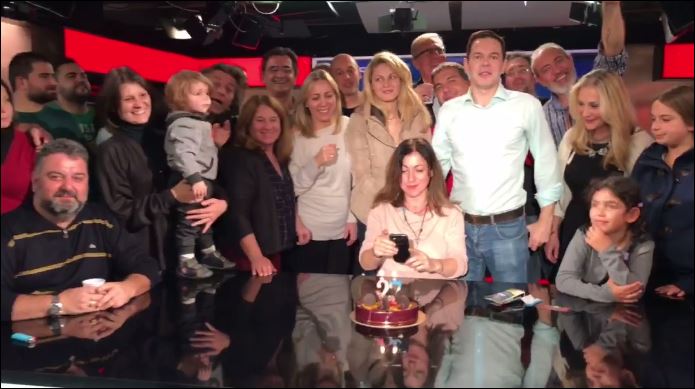 Εργαζόμενοι του MEGA έκοψαν τούρτα για τα 27 χρόνια του σταθμού – ΒΙΝΤΕΟ