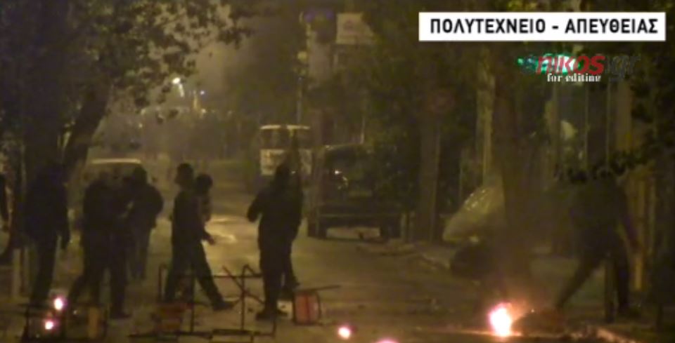 Μολότοφ και οδοφράγματα γύρω από το Πολυτεχνείο – ΒΙΝΤΕΟ