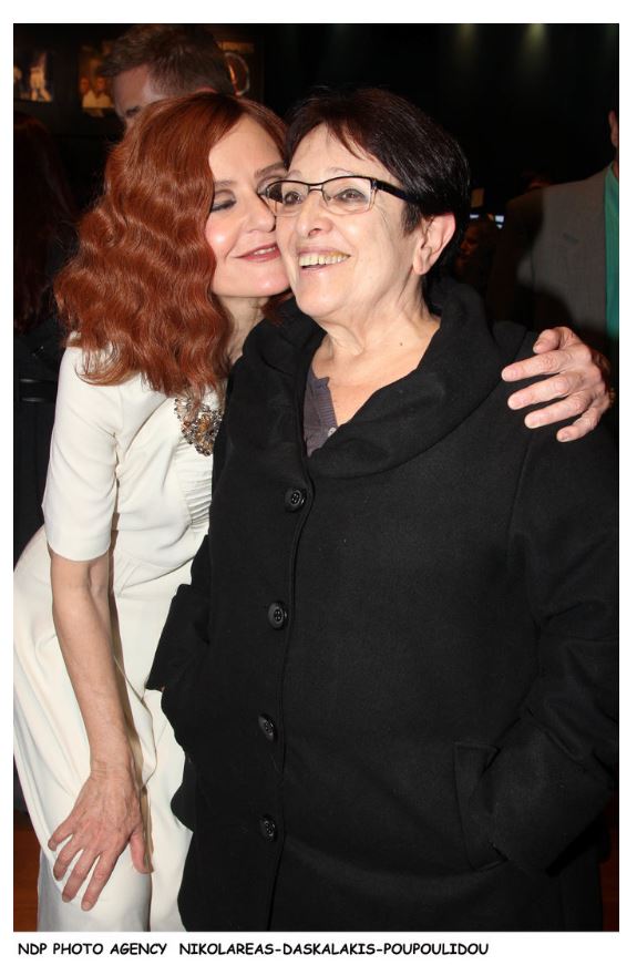 Η σπάνια έξοδος της Αλέκας Παπαρήγα στο θέατρο – ΦΩΤΟ