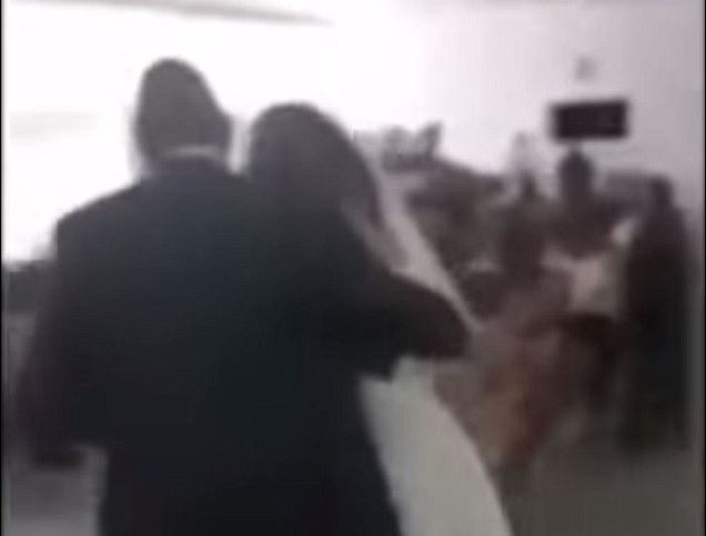 Συνέβη και αυτό: Εισέβαλε στον γάμο του εραστή της φορώντας νυφικό – ΒΙΝΤΕΟ