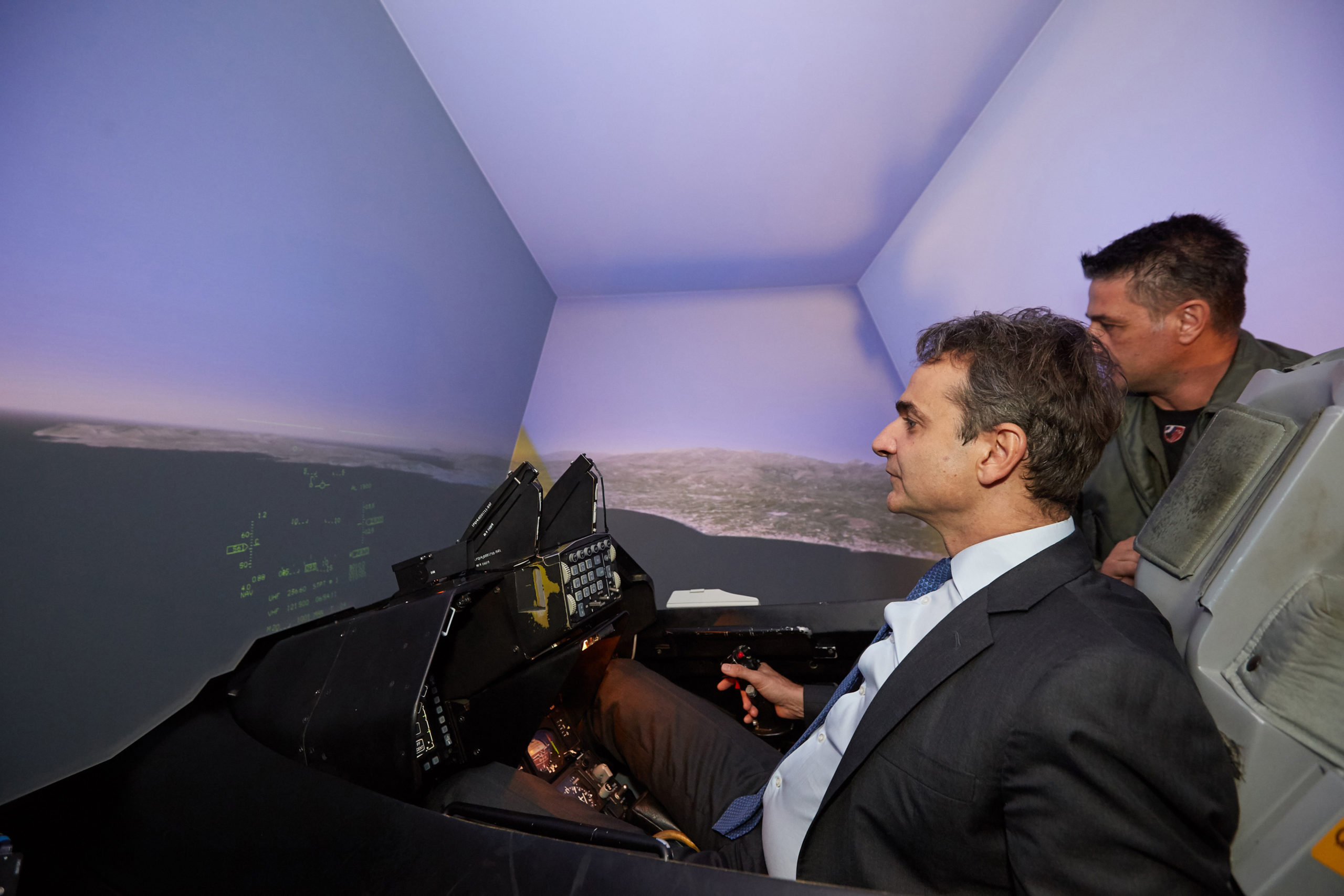 Ο Μητσοτάκης “πιλοτάρει” μαχητικό αεροσκάφος στα Χανιά – ΦΩΤΟ