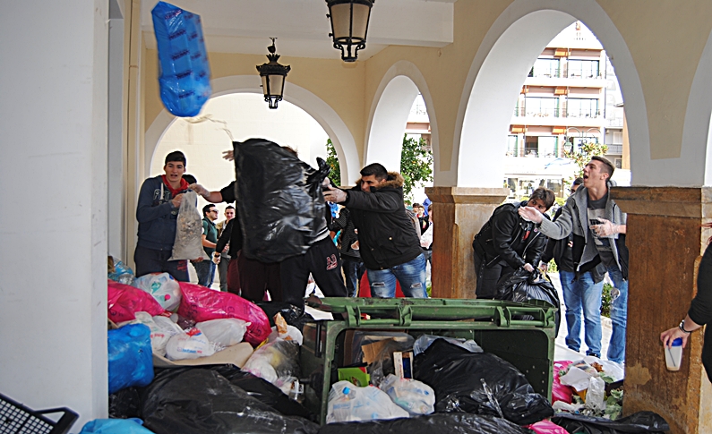 Αγανακτισμένοι πολίτες πέταξαν σκουπίδια στο Δημαρχείο Ζακύνθου – ΒΙΝΤΕΟ – ΦΩΤΟ