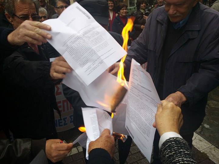 Συνταξιούχοι στη Λάρισα έβαλαν φωτιά στις επιστολές του Κατρούγκαλου – ΦΩΤΟ