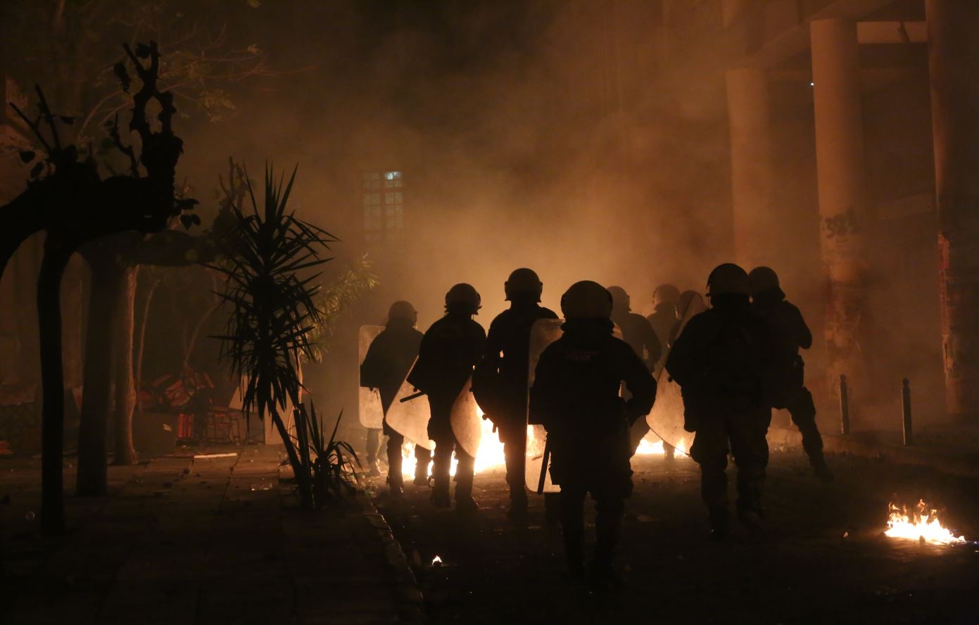 Νέες ΦΩΤΟ από τις οδομαχίες στο Πολυτεχνείο