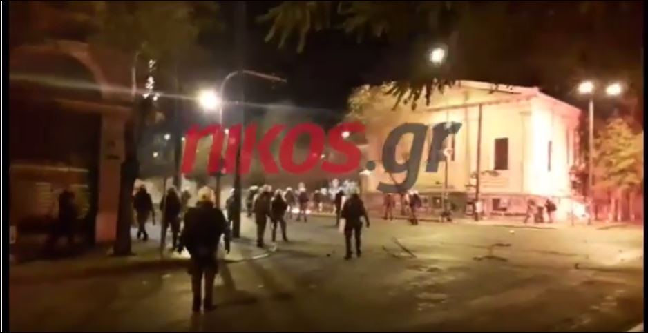 ΒΙΝΤΕΟ – Η στιγμή της σύγκρουσης έξω από το Πολυτεχνείο