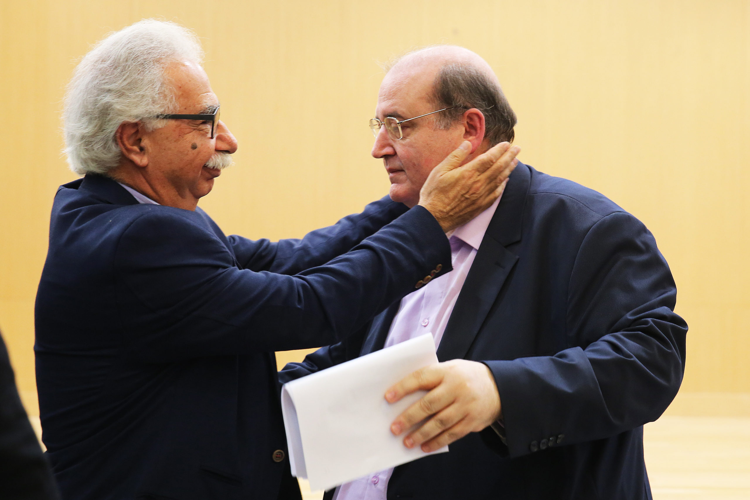 Η συγκίνηση του Φίλη και ο θερμός χαιρετισμός με τον διάδοχό του στο υπουργείο – ΦΩΤΟ