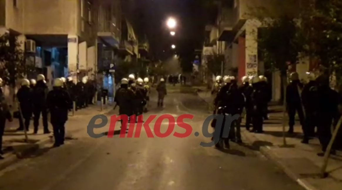 “Κλεφτοπόλεμος” στα στενά των Εξαρχείων – ΒΙΝΤΕΟ – ΤΩΡΑ