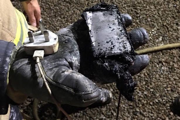 Καταστράφηκε το δωμάτιο επειδή άφησαν το κινητό να φορτίζει τη νύχτα – ΦΩΤΟ