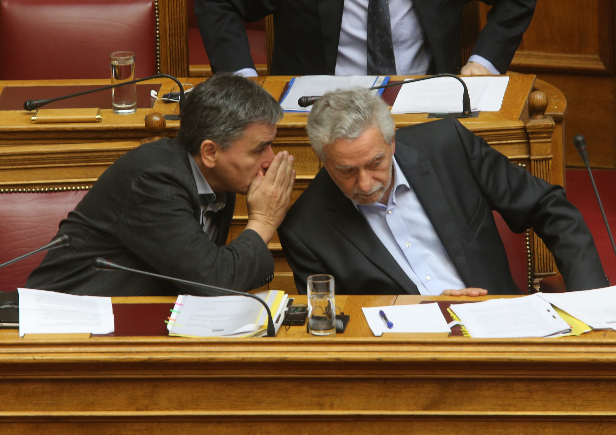 Το “μυστικό” που ψιθύρισε ο Τσακαλώτος στον Δρίτσα – ΦΩΤΟ