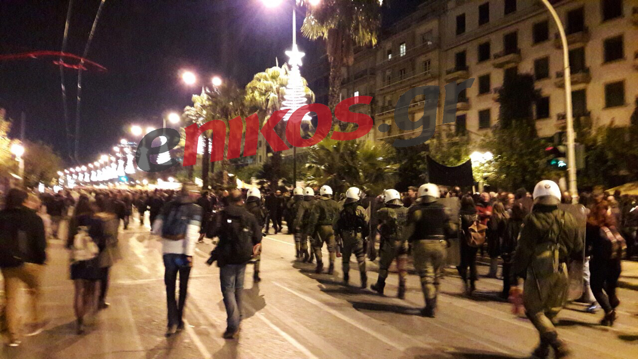 Φτάνει στην αμερικανική πρεσβεία το μπλοκ των αντιεξουσιαστών – ΦΩΤΟ – ΤΩΡΑ